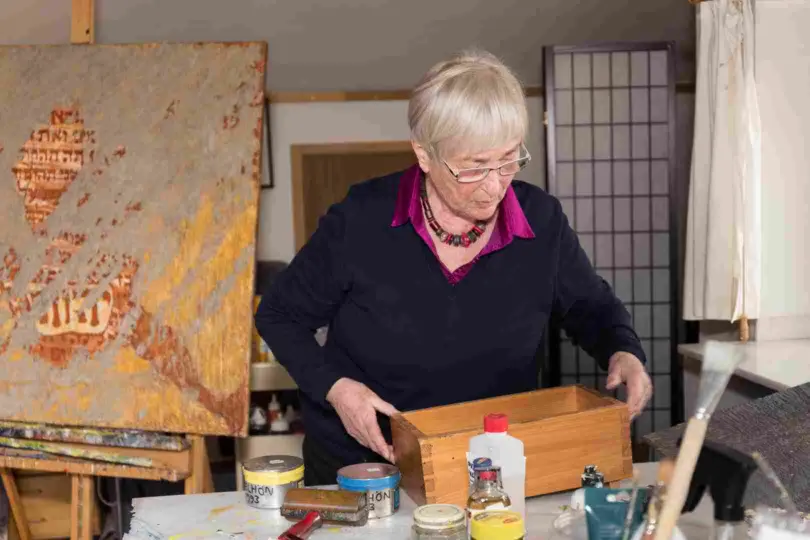 Die Künstlerin Ingrid Moll-Horstmann in ihrem Atelier